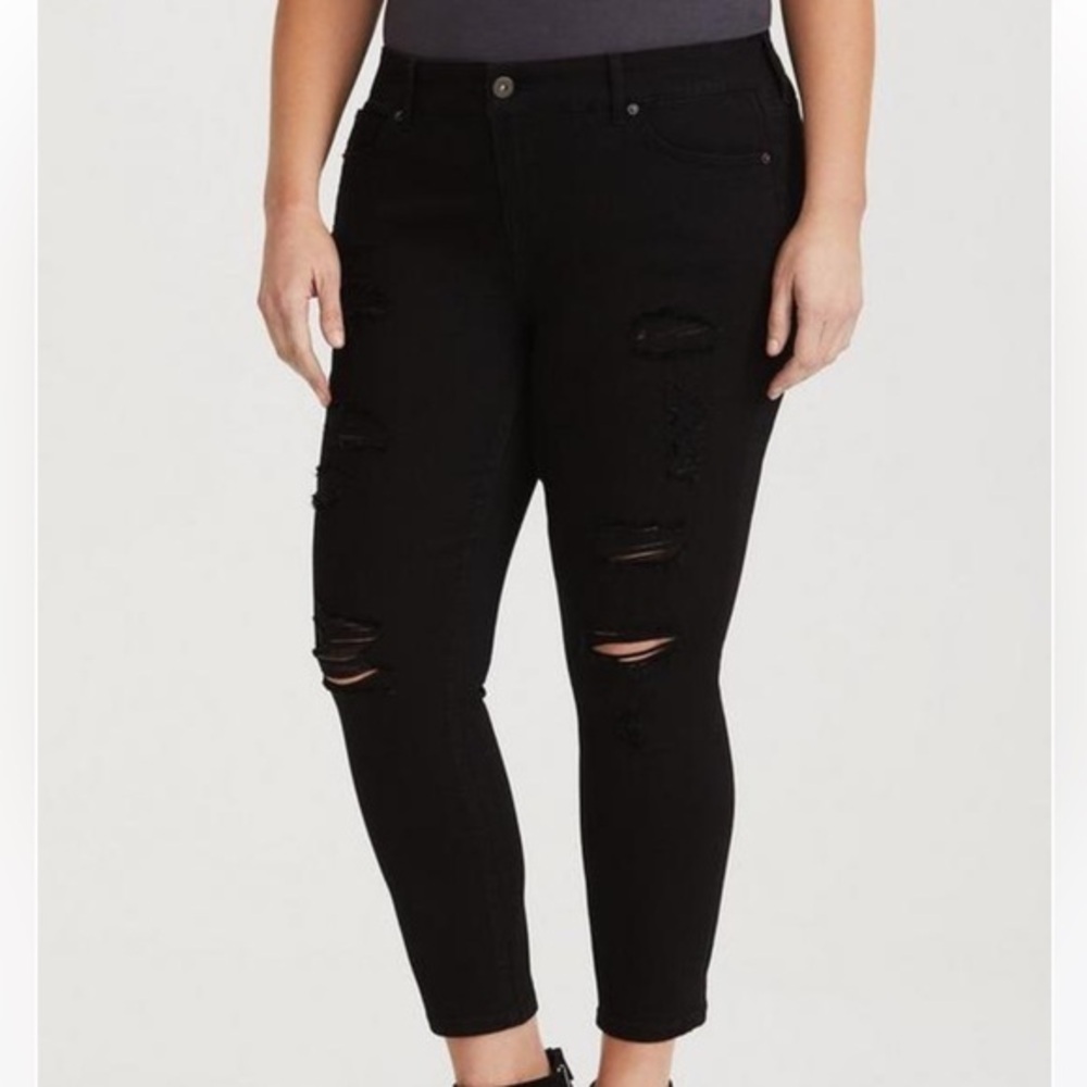 TORRID WOMEN’S BLACK DISTRESSED JEAN SZ 18 R